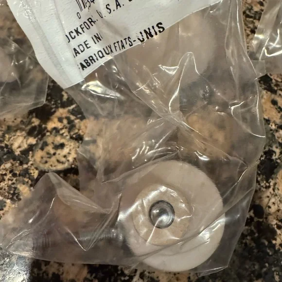 White ceramic knobs - Picture 2 of 6